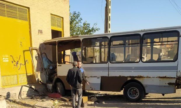 برخورد مینی‌بوس با دیوار در جاده تبریز آذرشهر به  ۱۱ مصدوم در پی داشت